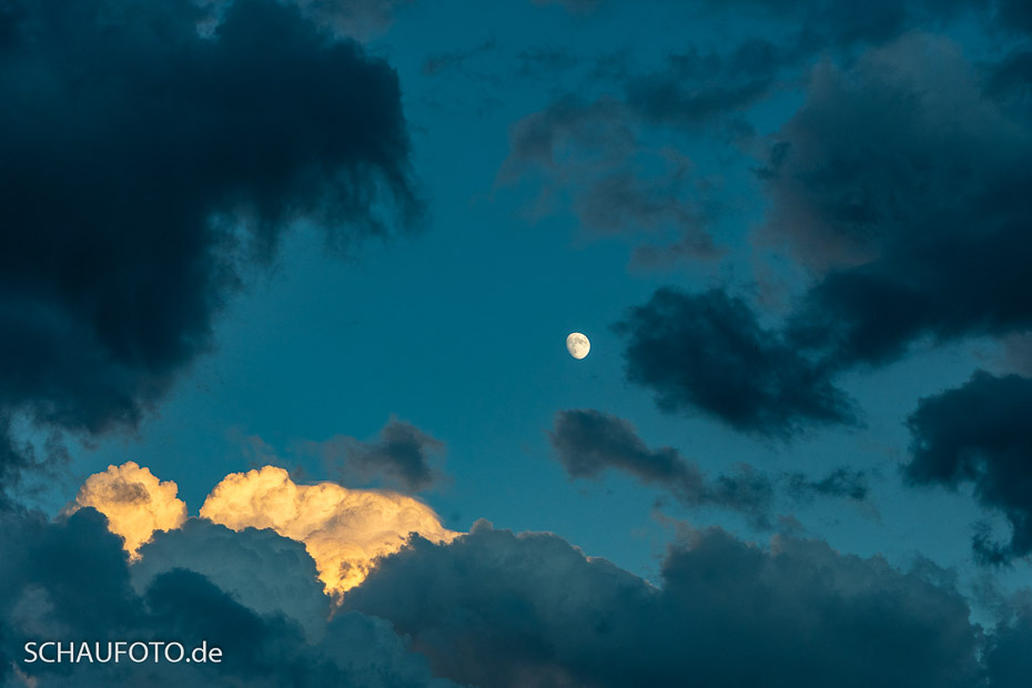 Wolken mit Mond