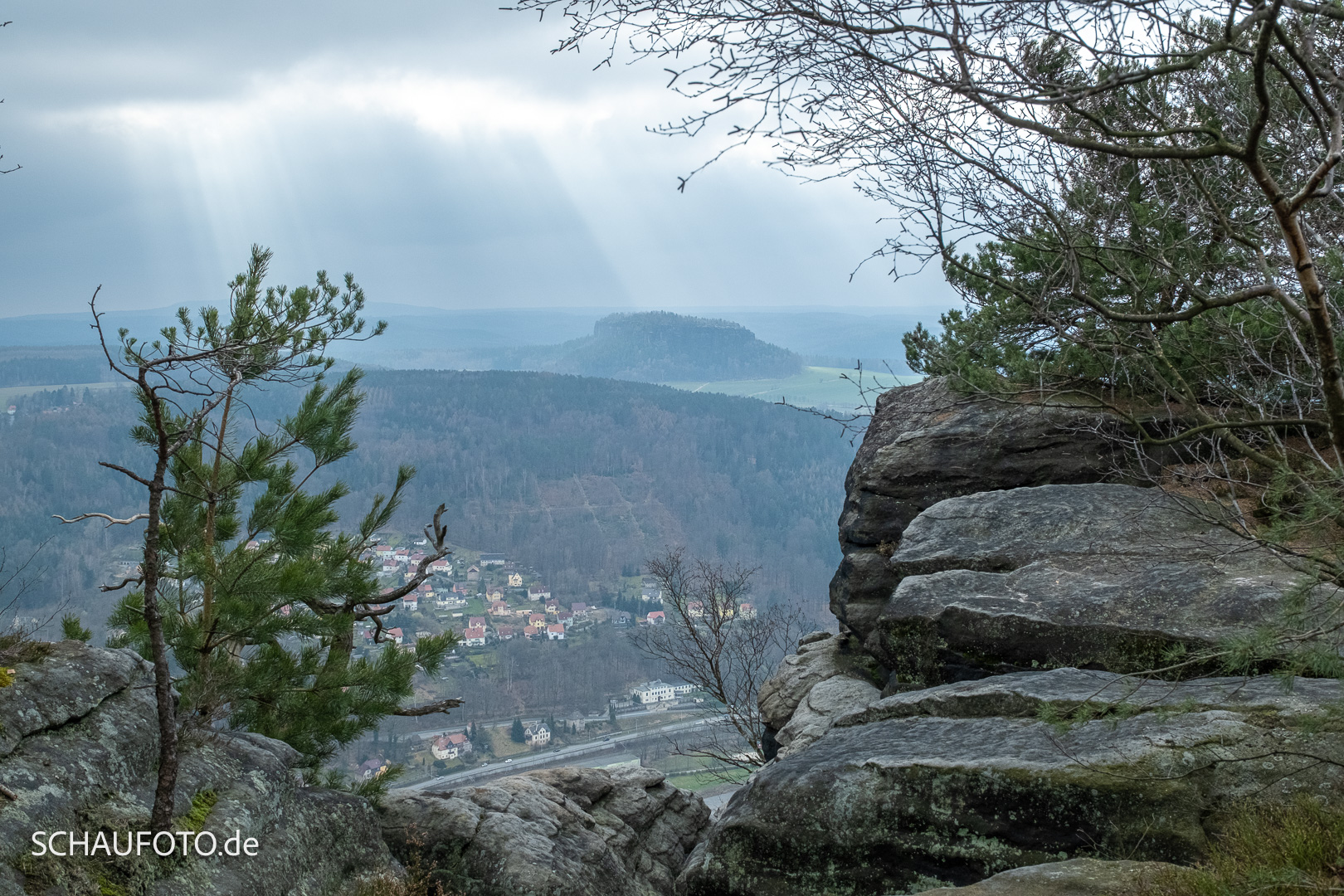 Sicht vom Lilienstein zum Pfaffenstein.