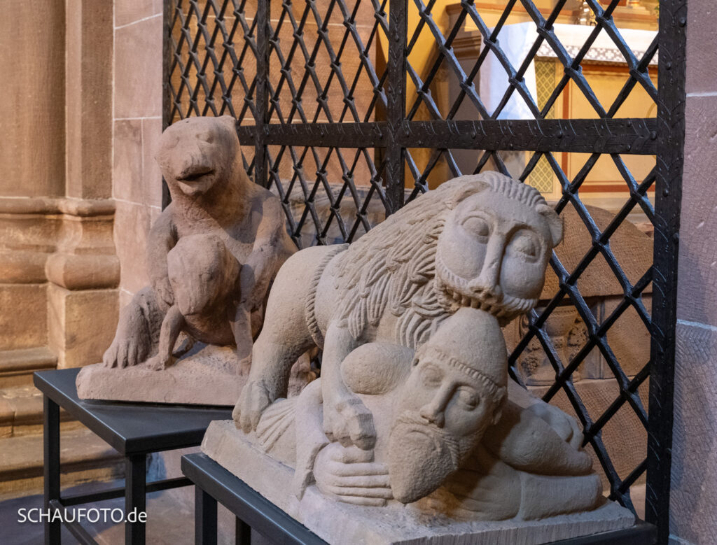 Skurrile Plastiken im Wormser Dom.