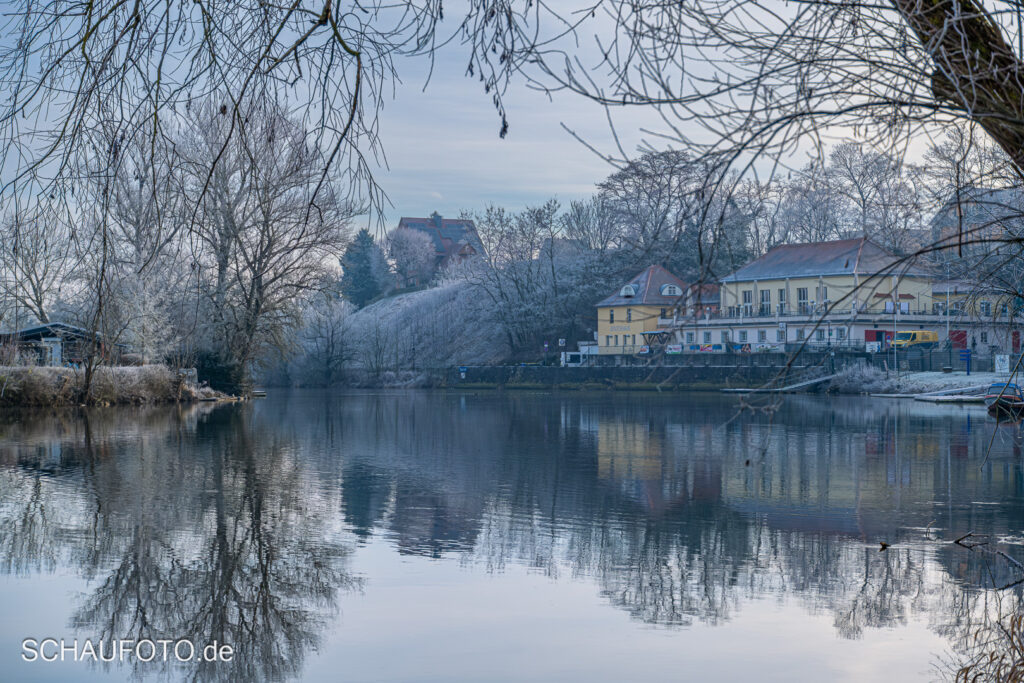 Bootshaus Weißenfels an der winterlichen Saale